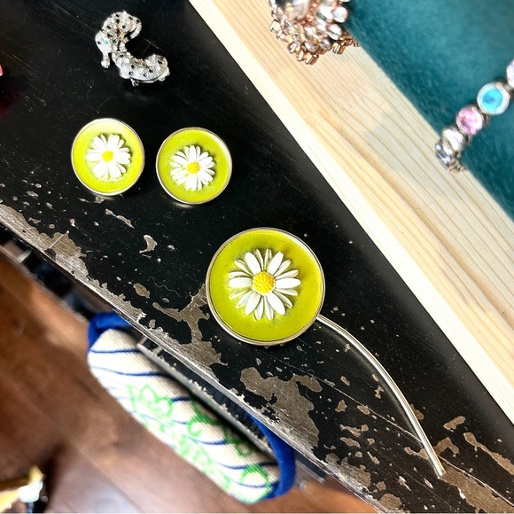 Vintage 🌸 60s 70s Flower Power Resin Enamel Daisy Brooch Earrings Set - Picture 1 of 5
